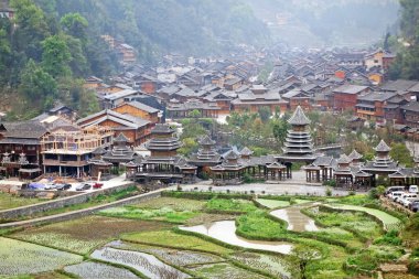 Zhaoxing Dong Zai antik kenti Guizhou bölgesinde sabah sisinde. Çin 'de ünlü bir seyahat merkezi.