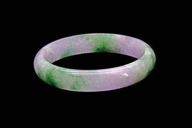 Mor ve Yeşil Birmanya Yeşim bileziği siyah arkaplanda izole