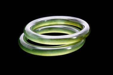 Güzel yeşil yeşim bilezik siyah arka planda izole