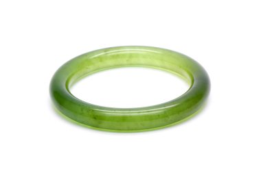 Güzel yeşil yeşim bilezik beyaz arka planda izole