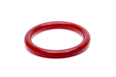 Kırmızı bilezik beyaz arkaplanda izole edildi