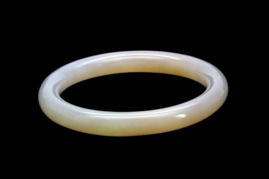 Birmanya bal rengi yeşim bilezik siyah arka planda izole