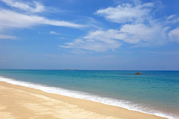 美しい熱帯の海の景色 山の島とタサイビーチの青い海と風景風景 パンガー — ストック写真