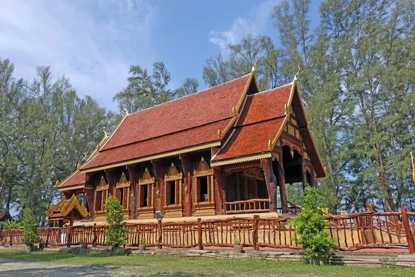 泰国寺 Wat Tha Sai Phang Gna Thailand 泰国北部风格的美丽的松木寺 — 图库照片