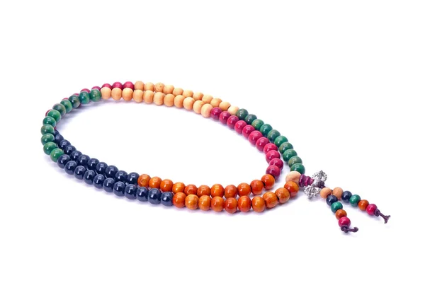 Gemischte Verheißungsvolle Holzperlen Halskette Fünf Farben Isoliert Auf Weißem Hintergrund — Stockfoto