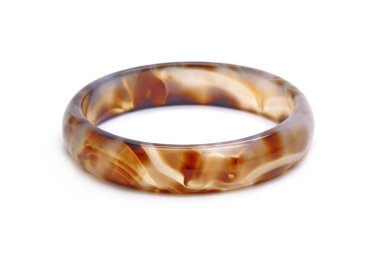 Bilezik: Brezilya kahverengi bileziği beyaz arka planda izole edilmiş.