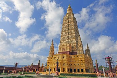 Wat Bang Thong 'un Büyük Stupa Pagoda' sı, Krabi, Tayland.