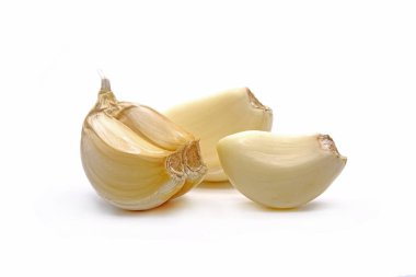 Beyaz arkaplanda sarımsak izole edilmiş.