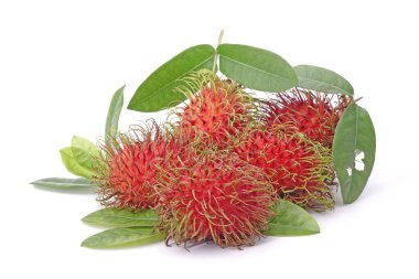 Beyaz arka planda yeşil yapraklı Rambutan. Tayland 'dan tatlı ve lezzetli meyveler.