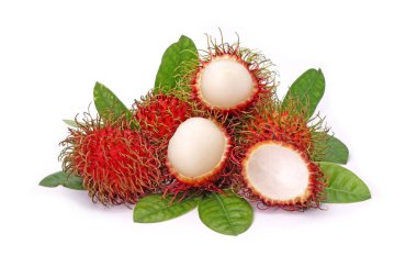 Beyaz arka planda yeşil yapraklı Rambutan. Tayland 'dan tatlı ve lezzetli meyveler.