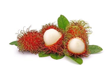 Beyaz arka planda yeşil yapraklı Rambutan. Tayland 'dan tatlı ve lezzetli meyveler.