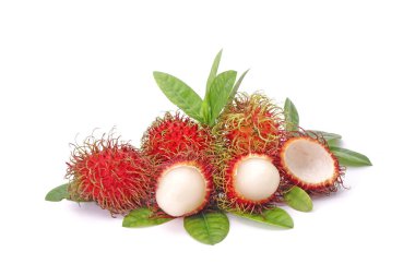 Beyaz arka planda yeşil yapraklı Rambutan. Tayland 'dan tatlı ve lezzetli meyveler.