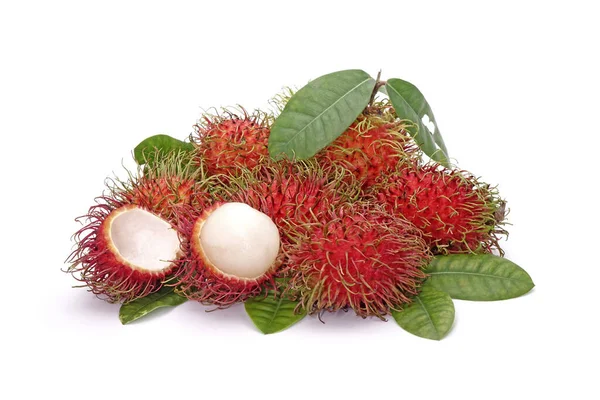 Beyaz arka planda yeşil yapraklı Rambutan. Tayland 'dan tatlı ve lezzetli meyveler.