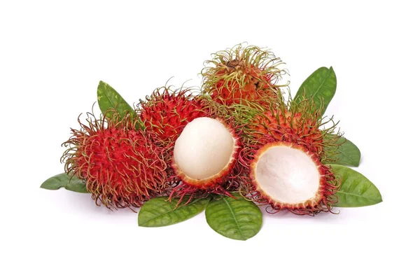 Beyaz arka planda yeşil yapraklı Rambutan. Tayland 'dan tatlı ve lezzetli meyveler.
