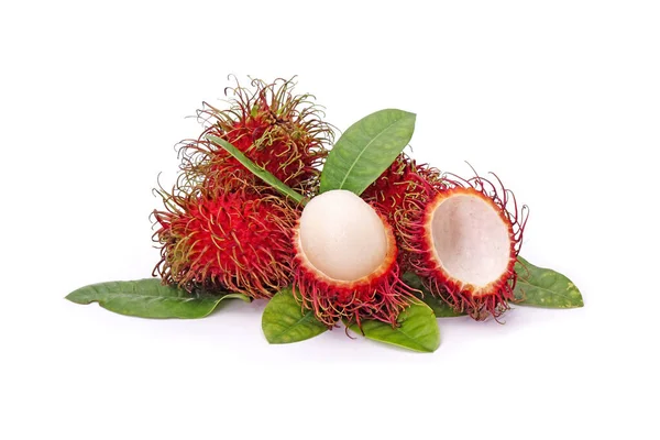 Beyaz arka planda yeşil yapraklı Rambutan. Tayland 'dan tatlı ve lezzetli meyveler.