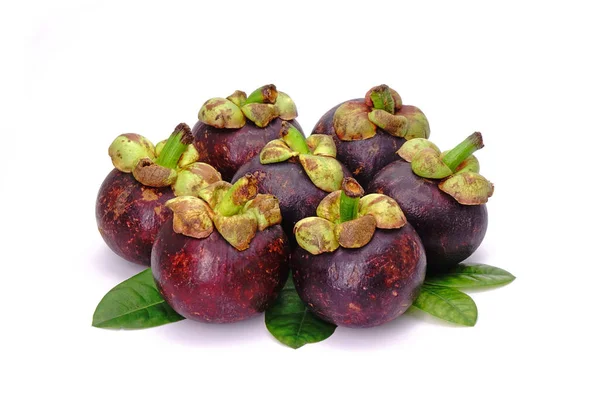 Mangosteen Zöld Levelekkel Fehér Háttérrel Mangosteens Híres Ízletes Gyümölcs Thaiföldről — Stock Fotó