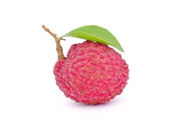 Beyaz arka planda yeşil yapraklı liçi. Tayland 'dan kaliteli Lychee.