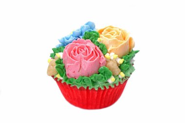 Kore tarzı renkli çiçekler beyaz arka planda izole edilmiş krem desenli kek.