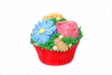 Kore tarzı renkli çiçekler beyaz arka planda izole edilmiş krem desenli kek.