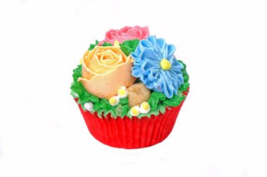 Kore tarzı renkli çiçekler beyaz arka planda izole edilmiş krem desenli kek.