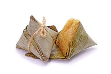 Yapışkan pirinç hamuru ya da Zongzi, Çin Teknesi Ejderha Festivali (5. Ay Festivali) için bambu yapraklarına yapışkan pirinç sarılarak yapılan piramit şekilli hamur köftesi. Beyaz arkaplanda izole