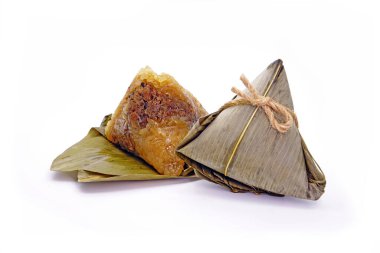 Yapışkan pirinç hamuru ya da Zongzi, Çin Teknesi Ejderha Festivali (5. Ay Festivali) için bambu yapraklarına yapışkan pirinç sarılarak yapılan piramit şekilli hamur köftesi. Beyaz arkaplanda izole