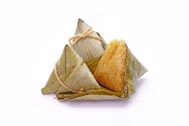 Yapışkan pirinç hamuru ya da Zongzi, Çin Teknesi Ejderha Festivali (5. Ay Festivali) için bambu yapraklarına yapışkan pirinç sarılarak yapılan piramit şekilli hamur köftesi. Beyaz arkaplanda izole