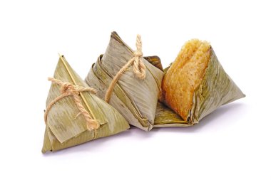 Yapışkan pirinç hamuru ya da Zongzi, Çin Teknesi Ejderha Festivali (5. Ay Festivali) için bambu yapraklarına yapışkan pirinç sarılarak yapılan piramit şekilli hamur köftesi. Beyaz arkaplanda izole
