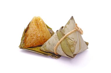 Yapışkan pirinç hamuru ya da Zongzi, Çin Teknesi Ejderha Festivali (5. Ay Festivali) için bambu yapraklarına yapışkan pirinç sarılarak yapılan piramit şekilli hamur köftesi. Beyaz arkaplanda izole