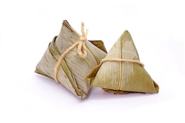Yapışkan pirinç hamuru ya da Zongzi, Çin Teknesi Ejderha Festivali (5. Ay Festivali) için bambu yapraklarına yapışkan pirinç sarılarak yapılan piramit şekilli hamur köftesi. Beyaz arkaplanda izole