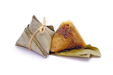 Yapışkan pirinç hamuru ya da Zongzi, Çin Teknesi Ejderha Festivali (5. Ay Festivali) için bambu yapraklarına yapışkan pirinç sarılarak yapılan piramit şekilli hamur köftesi. Beyaz arkaplanda izole