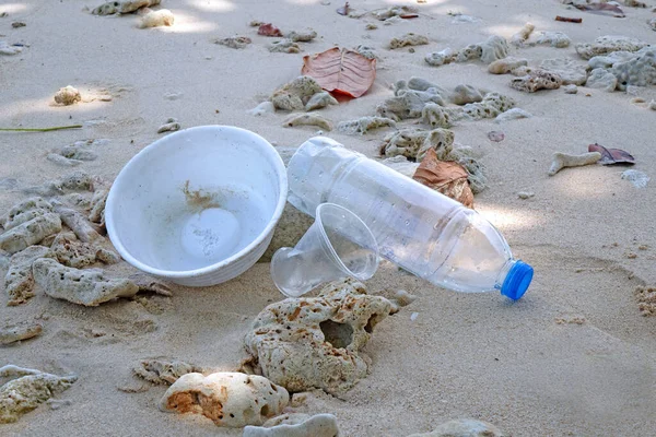 Kumsalda kirlilik. Dünya çevre günü, çevre koruma kavramları. Kopyalama alanı ile seçmeli odak