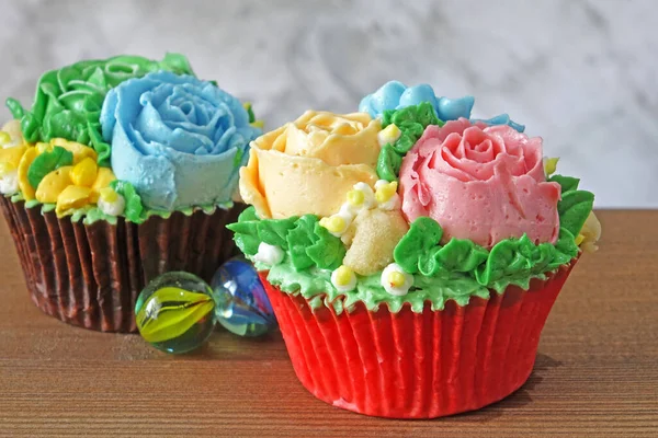 Korejský Styl Barevné Květiny Krém Dekorace Cupcake Dřevěném Stole Selektivní — Stock fotografie