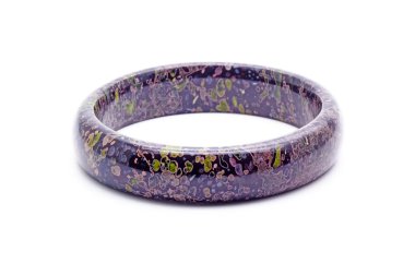 Erik çiçeği yeşimi bileziği beyaz arka planda izole edilmiş. Erik çiçeği yeşim taşı, Doğu Han Hanedanı 'nın ilk imparatoru (AD25-220) tarafından 