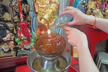 Taoist tapınağında lambaya yağ ekliyorum. Seçici odak