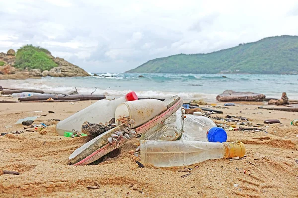 Kirlilik Deniz Plajı Kirliliği Plajda Terlikler Cam Plastik Şişeler Seçici — Stok fotoğraf