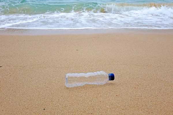 Kirlilik Deniz Plajı Kirliliği Plastik Şişe Sahilde Seçici Odak Kopyalama — Stok fotoğraf