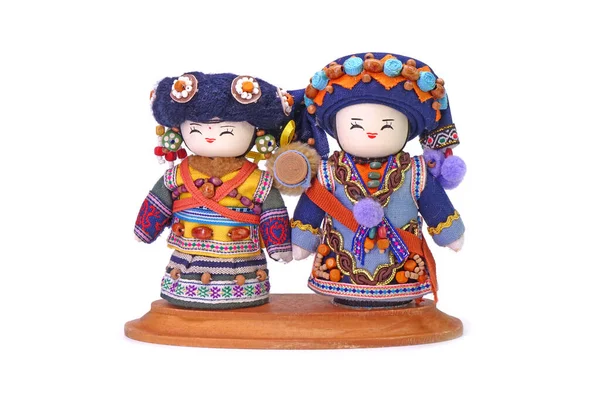 伝統的な中国の人形 白の背景に隔離されたモンゴル族のカップル — ストック写真