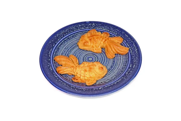 漂亮的中国月饼 金鱼形 蓝色盘子 中秋节的月饼 中国传统的糕点 因白人背景而被隔离 — 图库照片