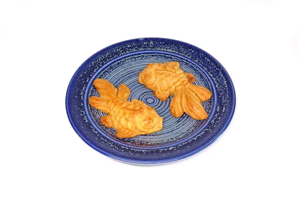 漂亮的中国月饼 金鱼形 蓝色盘子 中秋节的月饼 中国传统的糕点 因白人背景而被隔离 — 图库照片