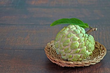 Elma şekeri, elma şekeri ya da krema, Annona squamosa 'nın meyvesidir. Seçici odak, kopyalama alanı ile bulanık ahşap arkaplan.