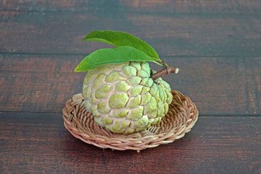 Elma şekeri, elma şekeri ya da krema, Annona squamosa 'nın meyvesidir. Seçici odak, kopyalama alanı ile bulanık ahşap arkaplan.