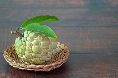 Elma şekeri, elma şekeri ya da krema, Annona squamosa 'nın meyvesidir. Seçici odak, kopyalama alanı ile bulanık ahşap arkaplan.