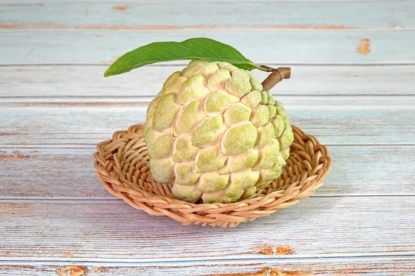 Elma şekeri, elma şekeri ya da krema, Annona squamosa 'nın meyvesidir. Seçici odak, kopyalama alanı ile bulanık ahşap arkaplan.