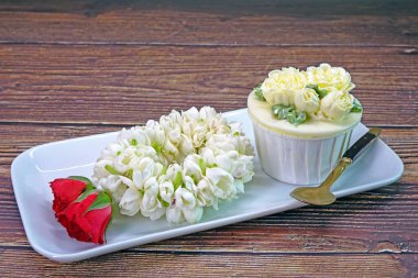 Jasmine garland and Jasmine cupcake , 12 August was Thailand Mother's day , Thai peoples use Jasmine garland, with gifts, cakes or desserts wishes their mother on this day