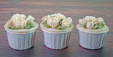 Jasmine cupcake , 12 August was Thailand Mother's day , Thai peoples use Jasmine garland, with gifts, cakes or desserts wishes their mother on this day