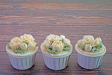 Jasmine cupcake , 12 August was Thailand Mother's day , Thai peoples use Jasmine garland, with gifts, cakes or desserts wishes their mother on this day