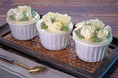 Jasmine cupcake , 12 August was Thailand Mother's day , Thai peoples use Jasmine garland, with gifts, cakes or desserts wishes their mother on this day