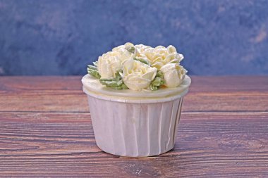 Jasmine cupcake , 12 August was Thailand Mother's day , Thai peoples use Jasmine garland, with gifts, cakes or desserts wishes their mother on this day