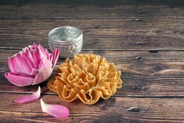 Çıtır nilüfer çiçeği kurabiyesi (veya Knanom Dok Jog) Tayland 'ın en ünlü atıştırmalıklarından biridir.